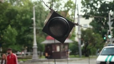 Trafik lambası elektrik kablosundan sarkıyor. Kasırga rüzgarları yüzünden kırılmış..
