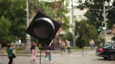 Trafik lambası elektrik kablosundan sarkıyor. Kasırga rüzgarları yüzünden kırılmış..