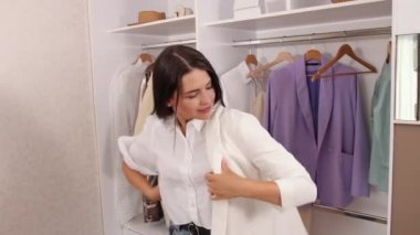Moda kıyafetleri dolabını, evini, dükkanını seçen kadın. Ne giyeceğini düşün.
