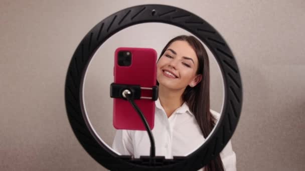 Mujer joven grabando teléfono inteligente vlog. Influencer el marketing en las redes sociales — Vídeos de Stock