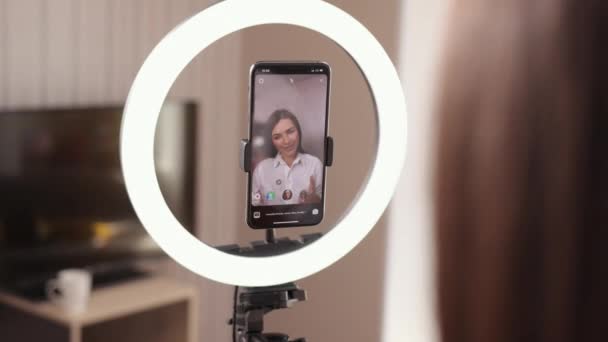 Enregistrement d'un nouveau smartphone vidéo, femme ayant flux en direct sur téléphone portable à la maison — Video