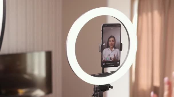 Καταγραφή νέου smartphone βίντεο, γυναίκα που έχει ζωντανή ροή στο κινητό τηλέφωνο στο σπίτι — Αρχείο Βίντεο