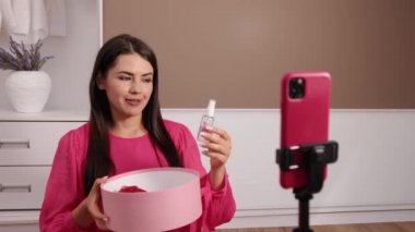 Blog yazarı akıllı telefon kamerasında kozmetik video bloğunu açarken çekiyor. Kadın vlogger