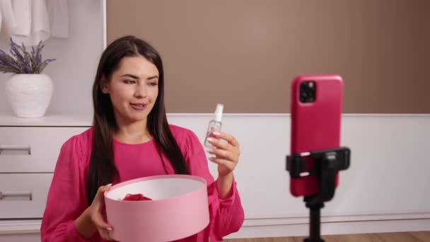 Blogueiro atirar desembalagem cosméticos vlog na câmera do smartphone. Mulher vlogger — Vídeo de Stock