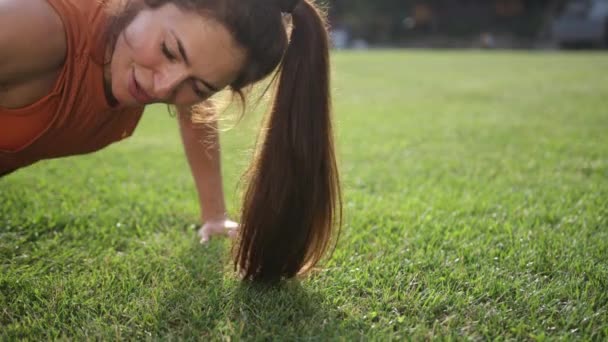 En kvinde, der dyrker yoga og meditation. Smukke udfører sport strækøvelser – Stock-video