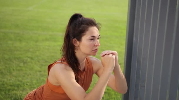Αντιγραφή χώρου. Βαθύ τίποτα. Πλευρική άποψη της νεαρής όμορφης γυναίκας στα αθλητικά squat. — Αρχείο Βίντεο