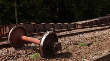 Tren raydan çıktı. Nakliye rayları raydan çıktıktan sonra hasar görmüş, kaza