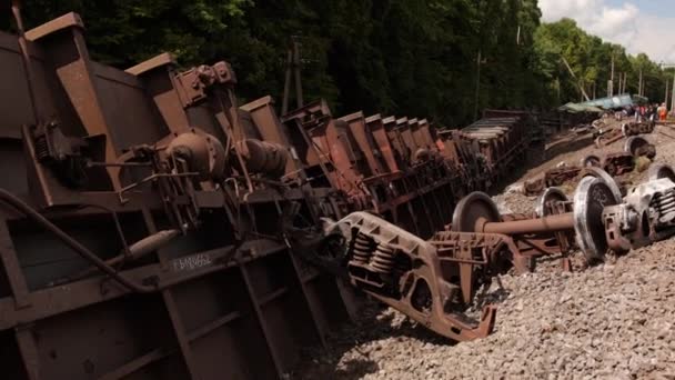 A vonat kisiklott. Sérült tulajdonosi sínek a szállítás után kisiklás, baleset — Stock videók