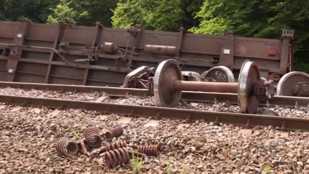 El descarrilamiento del tren. Tren descarrilado unidad múltiple eléctrica, restos de estrellado — Vídeo de stock
