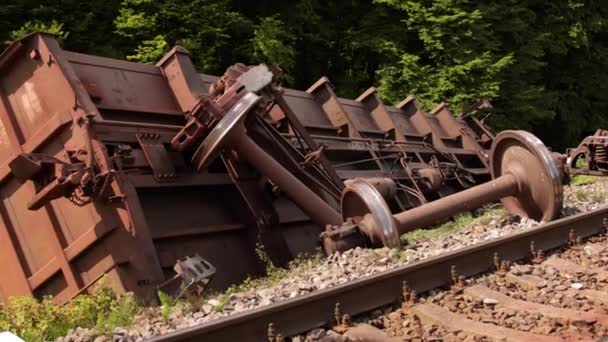 Deragliamento del treno. Ferrovie di proprietà danneggiate dopo il trasporto deragliato, incidente — Video Stock