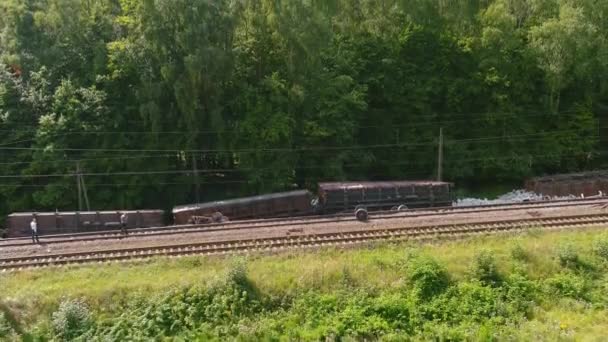 Vista Arial. Accidente de tren. Obras de socorro en curso locomotora descarrilada — Vídeos de Stock