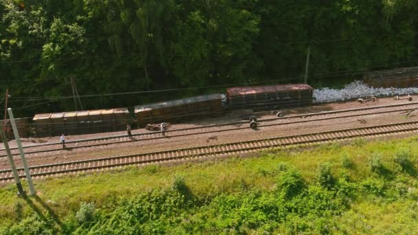 Vista Arial. Acidente de comboio. Obras de socorro em andamento locomotiva descarrilada — Vídeo de Stock