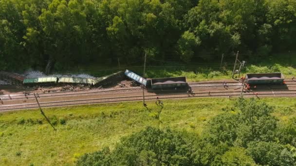 Pohled na síň. Nehoda vlaku. Probíhá vykolejení záchranných prací lokomotivy — Stock video