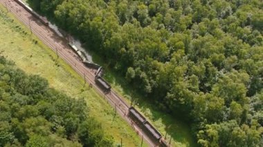 Arial görüş. Tren kazası. Kurtarma çalışmaları devam etmekte olan lokomotif raydan çıktı