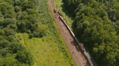 Arial görüş. Tren kazası. Kurtarma çalışmaları devam etmekte olan lokomotif raydan çıktı