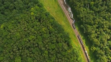 Arial görüş. Tren kazası. Kurtarma çalışmaları devam etmekte olan lokomotif raydan çıktı