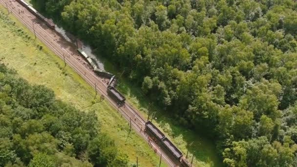 Вид на Ариал. Авария на поезде. Происходит срыв спасательных работ локомотива — стоковое видео