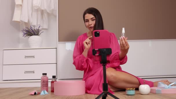 ブロガーは、スマートフォンのカメラで化粧品のvlogをアンパック撮影.女性のvlogger — ストック動画