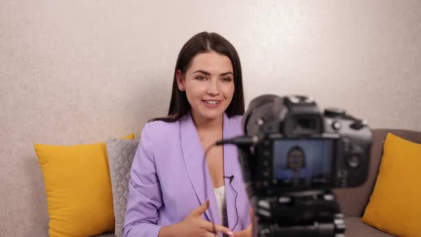 Vlogování. Sociální média video blog nahrávání koncept, profesionální fotoaparát — Stock video