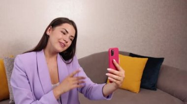 Sosyal medyanın tadını çıkarıyorum, ara veriyorum. Neşeli kadın blogcu yorumları okuyor