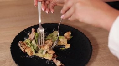 Kadın mutfakta taze salata yapıyor, sağlıklı beslenme salatası hazırlama konsepti.