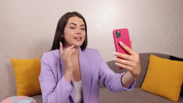 Blogueira feminina em redes no smartphone via conexão de internet 5g descansando — Vídeo de Stock