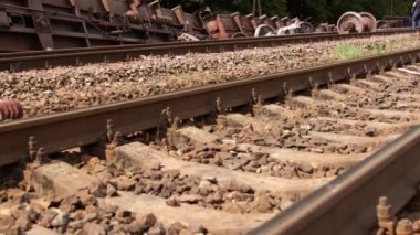 Tren raydan çıktı. Raydan çıkmış tren, çoklu elektrik ünitesi, enkaz.
