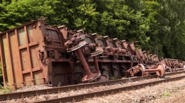 Tren raydan çıktı. Raydan çıkmış tren, çoklu elektrik ünitesi, enkaz.