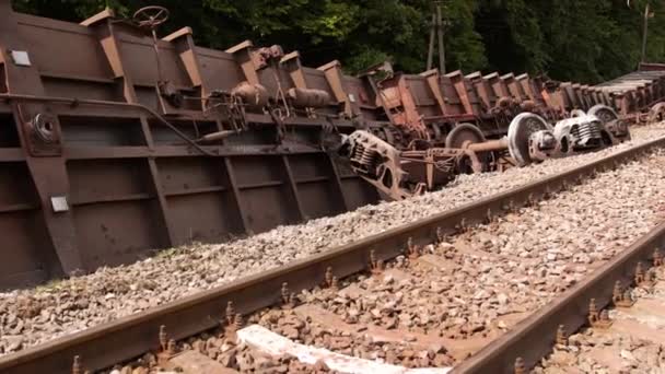 El descarrilamiento del tren. Carriles dañados después del transporte descarrilado, accidente — Vídeo de stock