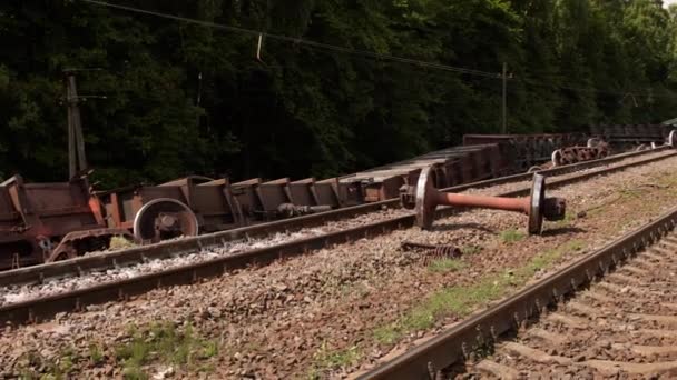 列車の脱線。詳細な列車電気複数のユニット、墜落した残骸 — ストック動画