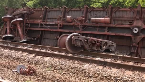 A vonat kisiklott. Kisiklott vonat elektromos többrészes egység, lezuhant roncs — Stock videók