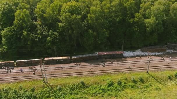 Arial görüş. Tren kazası. Kurtarma çalışmaları devam etmekte olan lokomotif raydan çıktı — Stok video