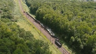 Arial görüş. Yük treni kazası, nakliye kazası, tren hasarı.