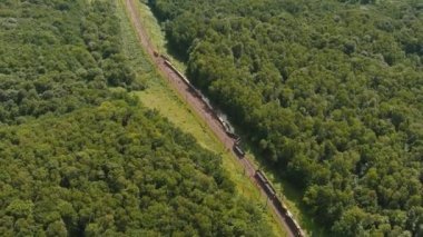 Arial görüş. Tren kazası. Kurtarma çalışmaları devam etmekte olan lokomotif raydan çıktı