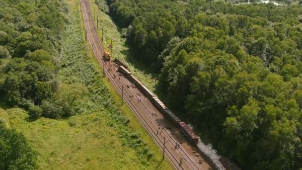 Vue ariale. Accident de train. Travaux de secours en cours locomotive déraillée — Video