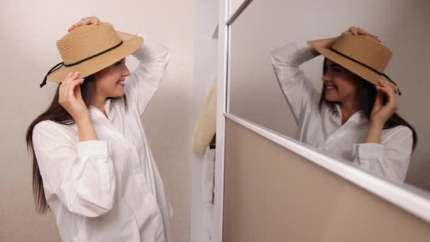 Mujer Pruébate ropa en la tienda de espejos vestidor. Mujer emocionalmente sonriente — Vídeos de Stock