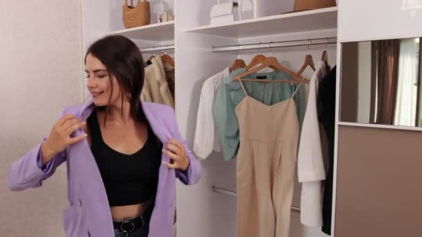 Självsäker vacker kvinna väljer jacka i kostym butik, ung kvinna — Stockvideo