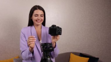 Kamera düz durmalı ki izleyiciler blog yazarlarını rahatça izleyebilsin.