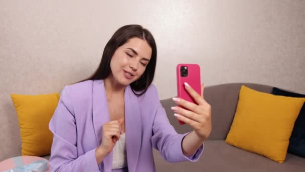 Godendo la vita sui social media, pausa. Allegro blogger femminile lettura commenti — Video Stock