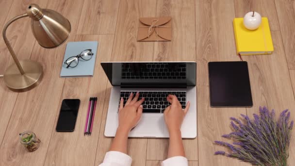 Typen tekst op toetsenbord op ambachtelijke achtergrond laptop notebook plat lay, bovenaanzicht — Stockvideo