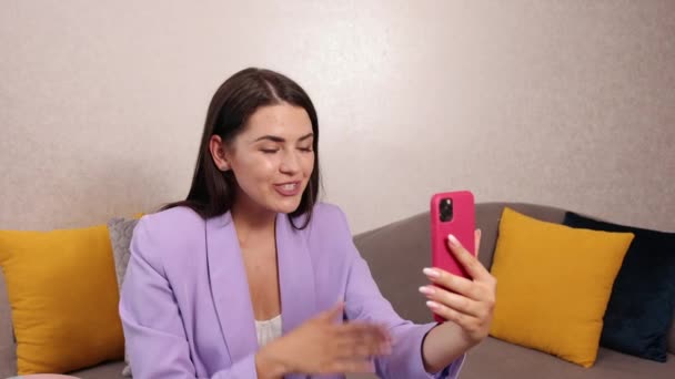 Blogueira feminina em redes no smartphone via conexão de internet 5g descansando — Vídeo de Stock