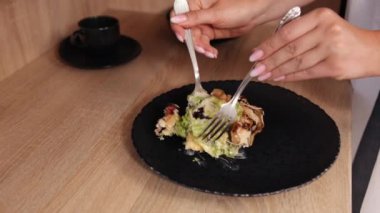 Kadın mutfakta taze salata yapıyor, sağlıklı beslenme salatası hazırlama konsepti.