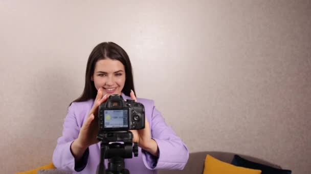 Concepção de criador de conteúdo, fotógrafo profissional levando um vídeo com simples — Vídeo de Stock