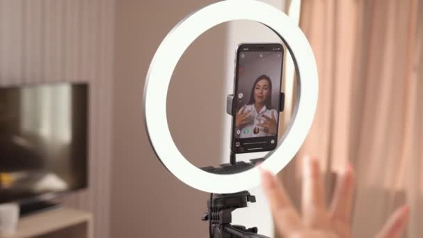 Enregistrement d'un nouveau smartphone vidéo, femme ayant flux en direct sur téléphone portable à la maison — Video