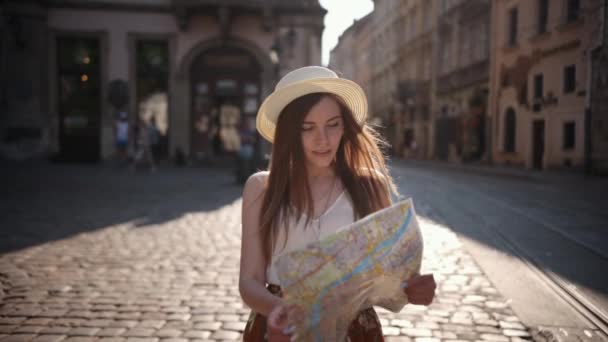 Femme cherchant la route de l'hôtel sur atlas dans une ville étrangère pendant des vacances. — Video