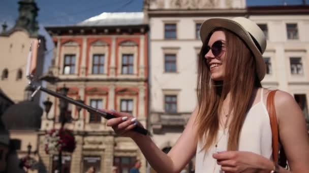 Hippie blogger de moda de vacaciones, tomando autorretrato de un teléfono inteligente. Calle. — Vídeos de Stock