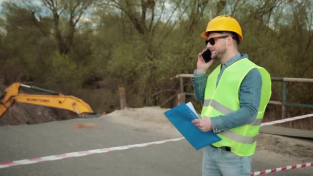 Porträt eines Ingenieurs beim Telefonieren. Bauingenieur im Porträt — Stockvideo