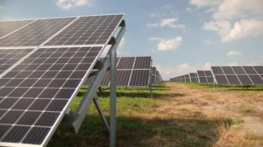 Derin mavi gökyüzüne karşı güneş panelleri. Güneş pilleri çiftliği. Fotovoltaik enerji