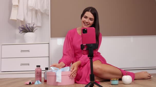 Video für Schönheitsblog zu Hause vor der Kamera aufnehmen, weibliche Influencer schießen — Stockvideo