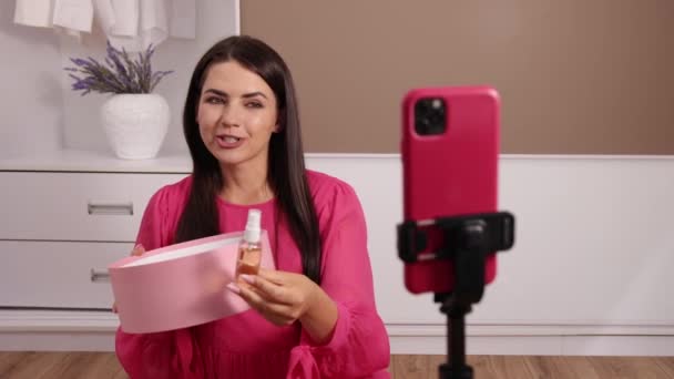 Nagrywanie wideo do bloga piękna na kamery w domu, kobiety influencer fotografowania — Wideo stockowe